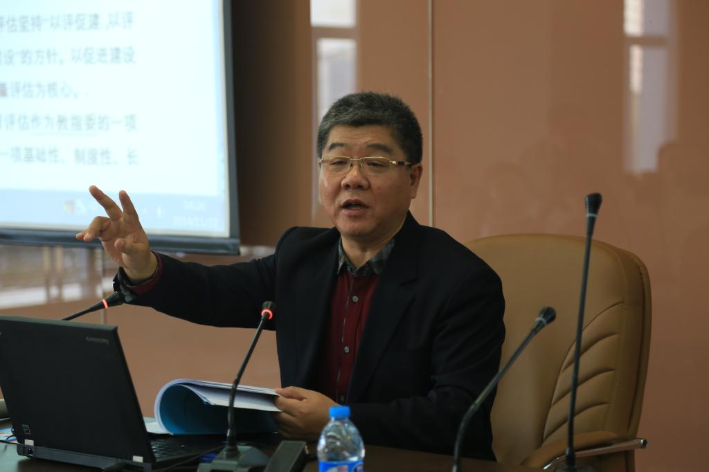全国保险专业学位研究生教育指导委员会秘书长、金沙js9线路中心院长郝演苏教授做报告