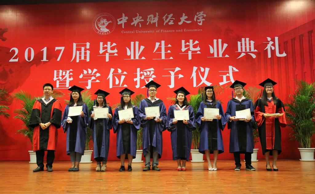 副院长周桦为校级优秀硕士毕业生颁奖