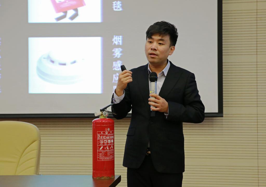 李尽美老师讲解灭火器使用方法
